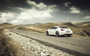 nissan_370z_road_107601_300x188